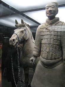 Een terracotta soldaat met zijn paard.