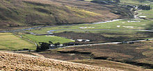 Źródło rzeki Clyde (po lewej stronie zdjęcia), gdzie Daer Water (wpływająca od góry z prawej) spotyka się z Potrail Water (wpływająca od połowy prawej strony), A702 i Glenochar Farmhouse są na pierwszym planie. Glenochar Bastle i Fermtoun są tuż poza obrazem na dole po prawej - wzgórza Lowther.