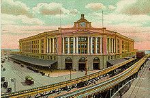 Den gamle forhøjede South Station er yderst til højre på dette billede fra begyndelsen af 1900-tallet. De hævede togskinner passerer foran stationen  