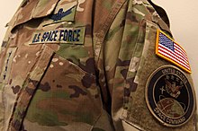 En general i rymdstyrkans ACU-uniform i OCP-kamouflage.  