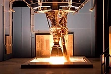 A Merlin 1D hajtómű, a SpaceX legtermelékenyebb hajtóműve, tesztelés alatt a SpaceX rakétafejlesztési és tesztelési létesítményében, a texasi McGregorban.