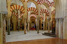Interieur van de Mezquita, een hypostyle voormalige moskee met in raster gerangschikte zuilen, in Córdoba, Spanje.  