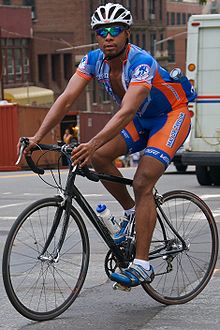 Ciclista usando shorts e uma camisa feita de lycra.