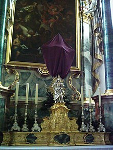 Una croce è coperta con un velo durante la Passione di Quaresima (Pfarrkirche St. Martin a Tannheim, Baden-Württemberg, Germania).