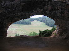 Uitzicht vanuit een grot, uitkijkend. Deze grot ligt in Frankrijk
