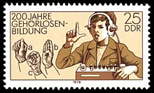Německá poštovní známka zobrazující druh německého znakového jazyka  