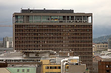 Kantoor van de Noorse premier met uitgeblazen ramen kort na de explosie.