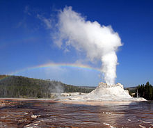 La erupción en fase de vapor del Castle Geyser muestra el arco iris en el Parque Nacional de Yellowstone  