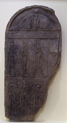 En stele som föreställer två triader (grupper av tre) av gudar.  