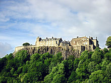O Castelo Stirling está há séculos em cima de um penhasco vulcânico. Ele defendeu o vau mais baixo do rio Forth. O castelo foi submetido a muitos cercos.