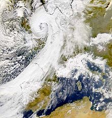 Az Oratia ciklon az extratrópusi ciklonokra jellemző vessző alakot mutatja Európa felett 2000 októberében.