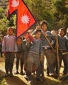 Estudantes carregando a bandeira nacional do Nepal