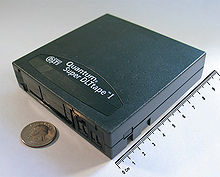 160 GB SDLT-båndkassette, et eksempel på offline lagring. Når den anvendes i et robotbåndbibliotek, klassificeres den i stedet som tertiær lagring.