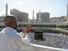 Een moslimman bidt naar de kaaba, Mekka...