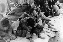 Überlebende der Hiryu, die von der USS Ballard aufgegriffen wurden.