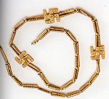 Нацисты использовали свастику в качестве символа в 20 веке. Раньше этот символ означал "удачи". Это иранское ожерелье было выкопано из Гилана, Иран, в первом тысячелетии до н.э., в Национальном музее Ирана. С ним связано первоначальное индо-иранское значение слова "удача", "удача" или "благополучие".