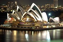 A Sydney Opera House foi oficialmente inaugurada em 1973.