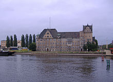 Een belangrijk gebouw bij de rivier de Oder
