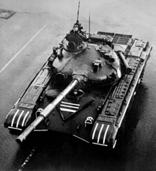 T-72B se silným kompozitním pancířem "Dolly Parton" na čele věže.  