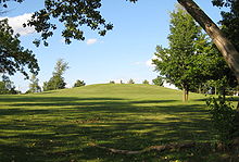 The 20m high Taber Hill in Scarborough, an Iroquoian mound. There were found remains of about 472 people from the time around 1250.