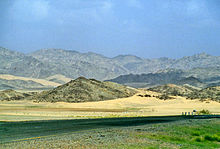V popředí silnice do Ta'ifu, v pozadí hory Ta'if (Saúdská Arábie).  