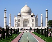 De Taj Mahal in Agra werd gebouwd door Sjah Jahan als een gedenkteken voor zijn vrouw Mumtaz Mahal. Het is een UNESCO-werelderfgoedplaats. Er wordt gedacht dat het een "uitstekende universele waarde" heeft.