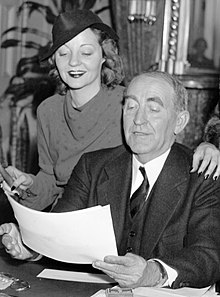Tallulah met haar vader, de voorzitter van het huis William B. Bankhead, in zijn kantoor in Washington, D.C. (1937).
