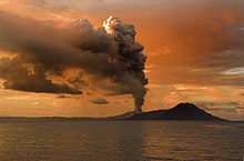 Tavurvur, um ativo stratovolcano perto de Rabaul, em Papua Nova Guiné