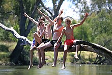 Tienerjongen op de rivier