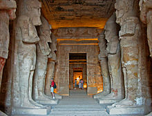 De zuilenhal van de Grote Tempel, met acht zuilen van Osiris.