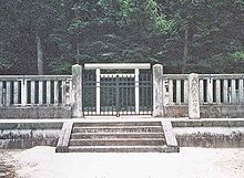 Shintohelgedom och mausoleum till minne av kejsar Tenji.  