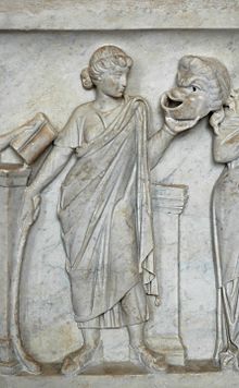 タリア（喜劇の女神）、喜劇の仮面を持つ - 9人の女神とその属性が描かれた「女神の石棺」の細部 - 大理石、紀元後2世紀初頭、オスティエンセ通り - ルーヴル美術館