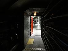 Tunnel souterrain entre les piliers du Thames Barrier.
