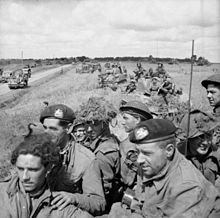 Britse infanterie aan boord van Sherman tanks wacht op het bevel om op te rukken, bij Argentan, 21 augustus 1944  