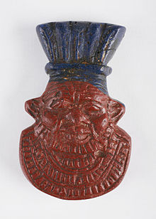 En stor pärla i halsband, en så kallad amulett, formad som Bes, som ägs av Childrens Museum of Indianapolis.