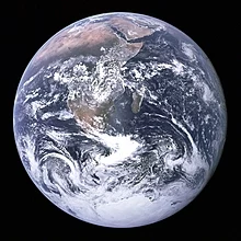 アポロ17号から見た球体の地球、平たい地球モデルを反証するフラットアース協会は、このような画像はNASAが陰謀の一環として編集したものだと考えています。