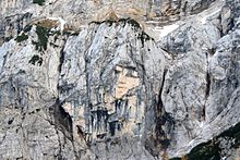 Dies sieht aus wie das Gesicht eines Riesenmädchens. Es befindet sich auf dem Berg namens Prisojnik