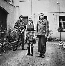 Irma Grese en Josef Kramer in de gevangenis in Celle, Duitsland, in augustus 1945