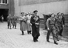 May 1945 in the courtyard of the police headquarters at Norderhofenden: In the presence of the world press, Karl Dönitz (center, in admiral's uniform) was brought before the court, behind him Alfred Jodl and Albert Speer.