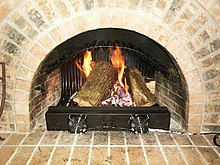 A lareira interior protege a casa do fogo que a aquece