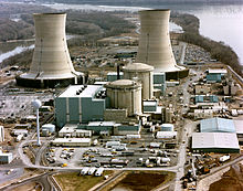 La centrale nucléaire de Three Mile Island. Les réacteurs de fusion se trouvent dans les dômes plus petits aux sommets arrondis.