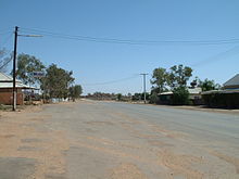Strada principală din Tibooburra privind spre memorialul Charles Sturt
