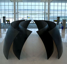 Richard Serran veistos Tilted Spheres Pearsonin kansainvälisellä lentoasemalla Torontossa. Teos on yli 12 metriä pitkä.  