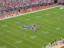 Um jogo da NFL entre os Tennessee Titans (em azul) e os Houston Texans (em branco)