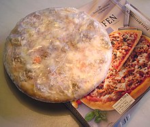 Pizza congelată neambalată.  