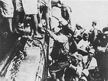 Le truppe giapponesi caricano su un cacciatorpediniere per un viaggio "Tokyo Express" verso Guadalcanal