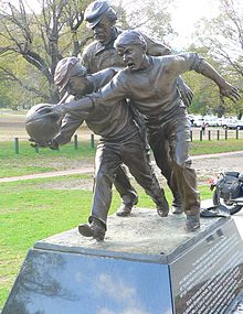 Melbournen krikettikentällä sijaitseva patsas Tom Willsistä, joka tuomitsi ensimmäisen Australian jalkapallo-ottelun vuonna 1858.  