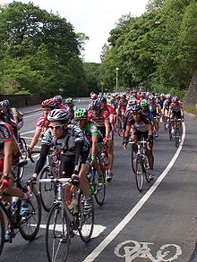 3. etapa závodu z roku 2005 projíždí městem Honley nedaleko Huddersfieldu