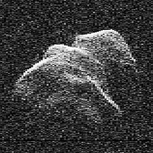 Asteroïde 4179 Toutatis is een potentieel gevaar dat binnen 2,3 maanafstanden wordt gepasseerd.