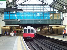 Прозвището "Тръбата" идва от кръглите тунели, в които се движат някои влакове. Влакът "Tube Train" на снимката напуска метростанция Фулъм Бродуей, Лондон, през 2005 г.  
